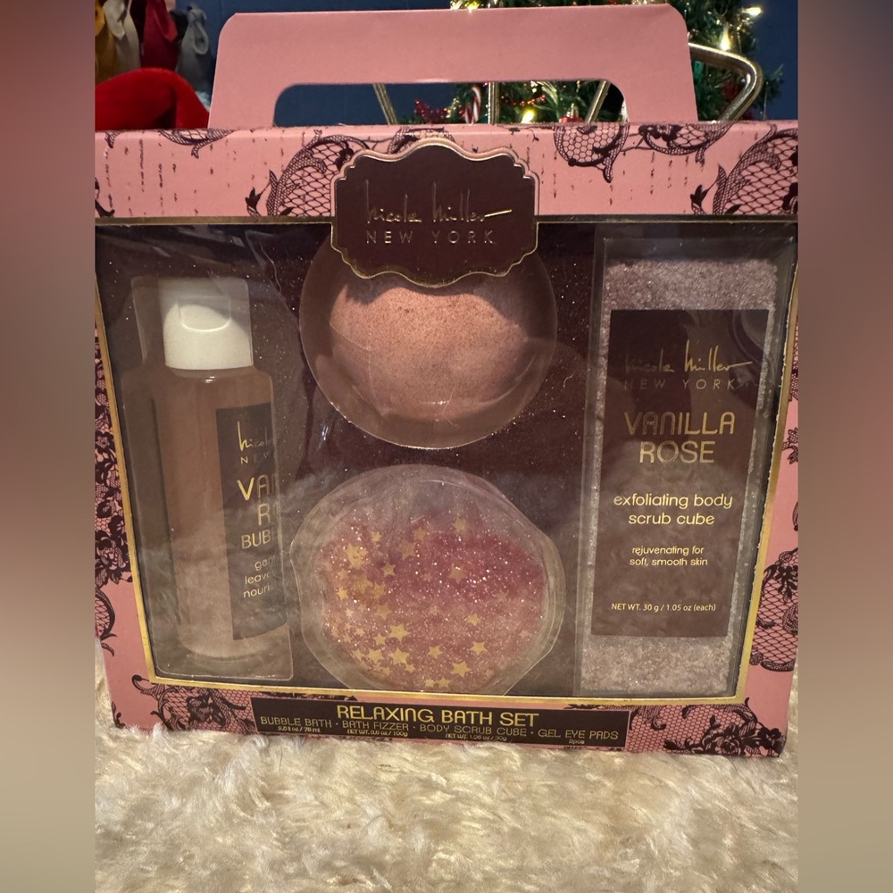 Brand new Nicole Miller bath set